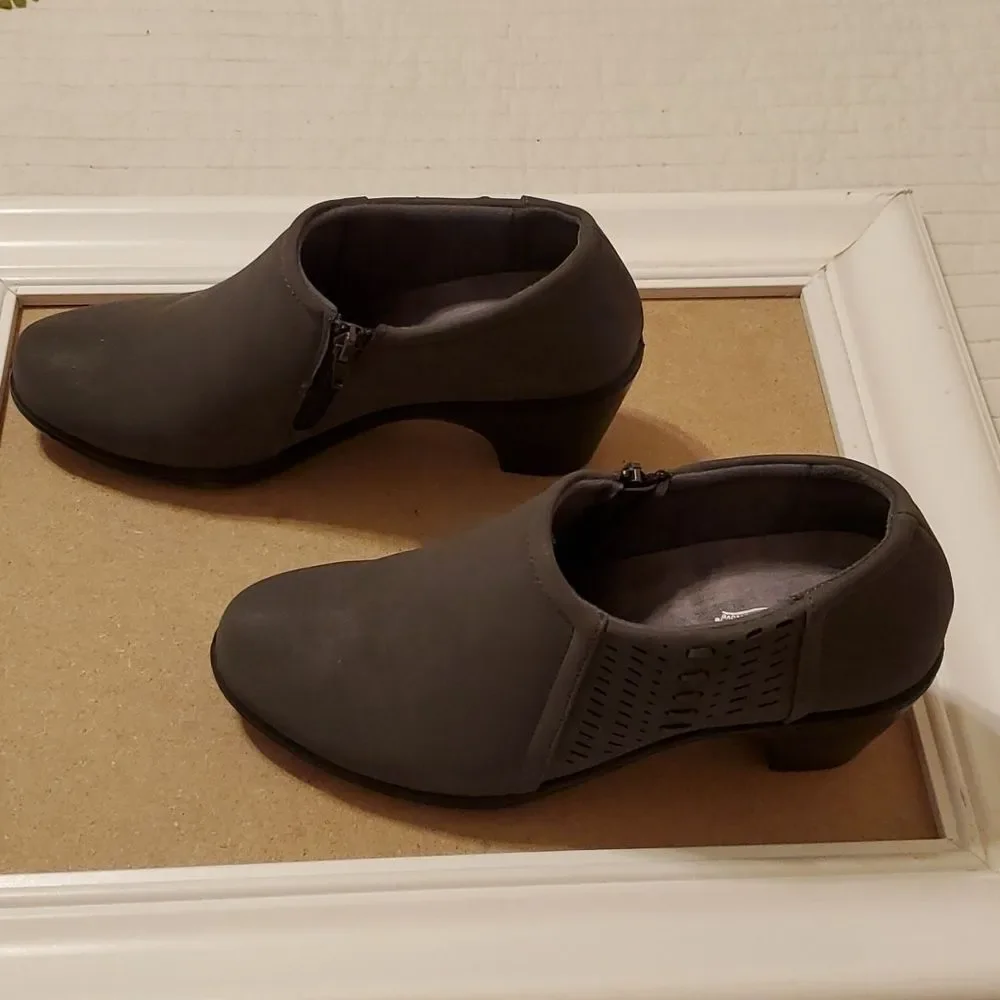 NWOT Easy Street gray ankle booties size 7 1/2 WW